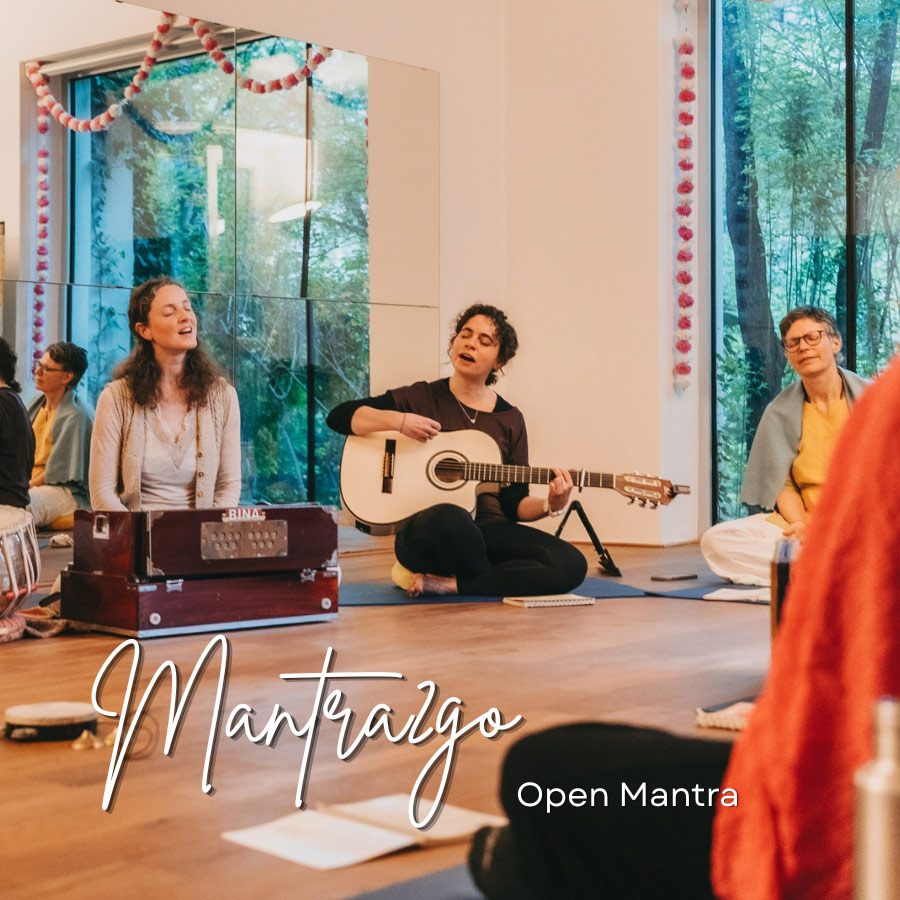 Ilva leitet Open Mantra in Wien – gemeinsames Mantra-Singen mit Gitarre im Annapurna Space